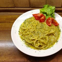 Rettich Nudeln mit Ananas-Kiwi-Dattel Sauce
