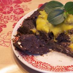 Rohvegane Brownies mit Schokosauce