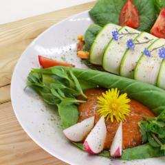 Zucchini - Rollen mit Salatblättern aus dem Garten und Blümchen