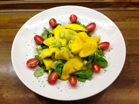 Mangos auf Feldsalat