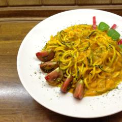 Zucchini-Nudeln mit Mango-Paprika - Sauce