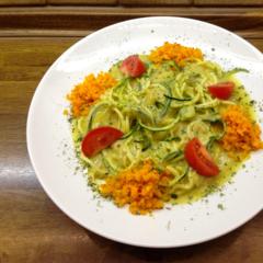 Zucchini - Nudeln mit Kürbis - "Reis" und Ananas - Apfel - Sesam - Sauce