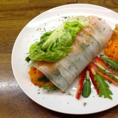Rettich - Rollen mit Rucola, Pignoli und Mango - Sauce