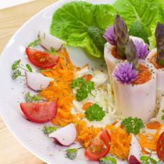 Rettich - Türmchen mit Spargel und Schnittlauchblüten