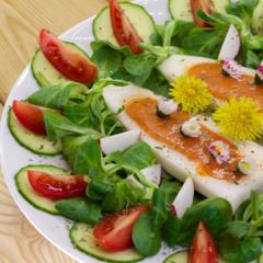 Blüten - gefüllter Rettich auf Feldsalat