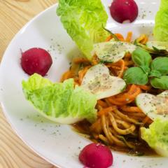 Zucchini - Karotten - Nudeln mit Paprika und Basilikum