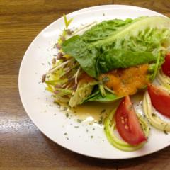 Zucchini - Nudeln mit Mango auf Baby - Salat