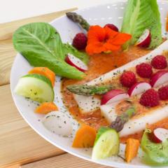 Rettich - Spargel - Schiffchen mit Ananas - Pfirsich - Creme