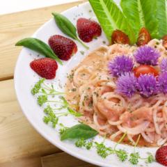 Erdbeeren - Ananas - Nudeln mit Schnittlauch - Blüten