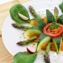 Gurkenblüte mit Spargelspitzen auf Ananas Creme