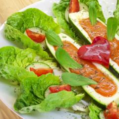 Bananen - gefüllte Zucchini auf Salat - Blättern