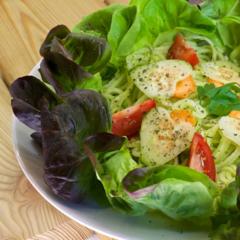Ananas - Petersilie - "Pasta" auf Blatt - Salat