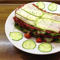 Zucchini - Gurken - "Lasagna" mit Kaki - Rote Rüben - Sauce