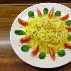 Rettich - Nudeln mit gekeimten Kichererbsen und Ananas - Sauce