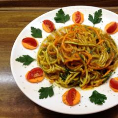 Zucchini - Karotten - "Pasta" mit Mango - Petersilie - Sauce