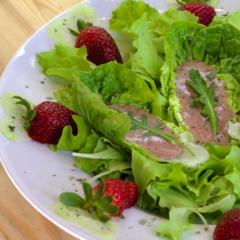 Banane - Erdbeere auf Pflücksalat