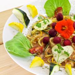 Zweierlei Zucchini - Nudeln mit Nektarinen - Creme