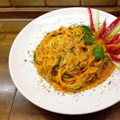 Zucchini Nudeln mit Mango-Paprika-Walnuss Sauce