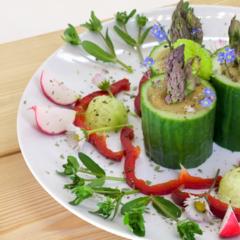 Gurken - Türme mit Spargel und Bananen - Mango - Creme