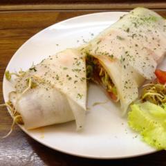 Bockshornklee - Rettich - Rollen mit Mango - Paprika - Sauce