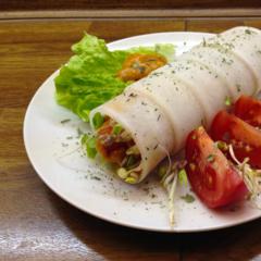 Rettich - Rollen mit Sprossen und Kaki - Sauce