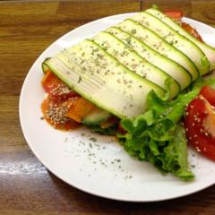 Zucchini - Rollen mit Karotten, Sesam und Mango - Sauce