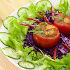 Kiwi - Paprika - gefüllte Tomaten auf Blaukraut