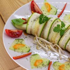 Zucchini - Bok Choy - Rollen mit Sprossen