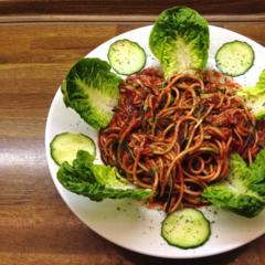 Zucchini - Nudeln mit Gurke und Kaki - Rote Rüben - Sauce