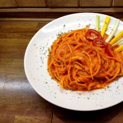 Butternuss Kürbis Nudeln mit Kaki-Paprika Sauce