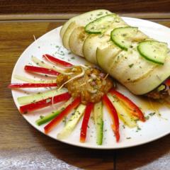 Auberginen - Rollen mit Sprossen und Kiwi - Dattel - Sauce